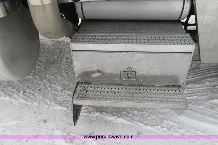 image for item E5241 2001 Peterbilt 379 semi truck