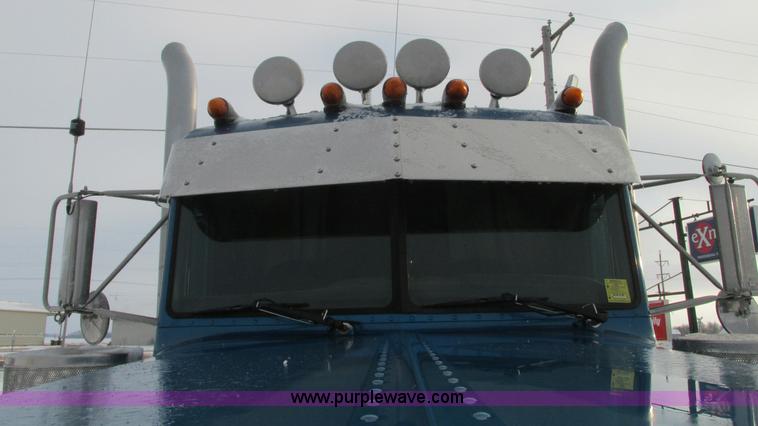 image for item E5241 2001 Peterbilt 379 semi truck