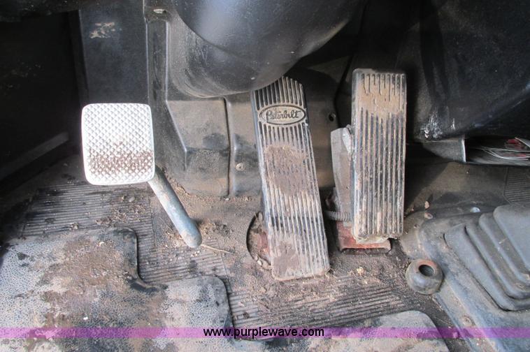 image for item E5241 2001 Peterbilt 379 semi truck