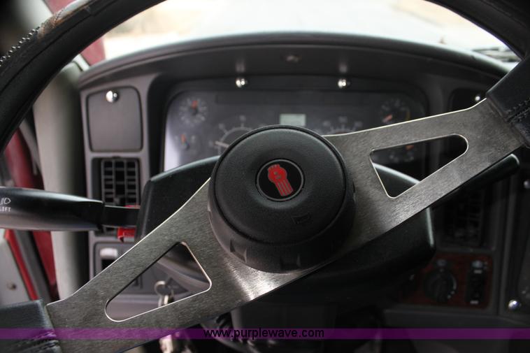 image for item G4454 1997 Kenworth T2000 semi truck