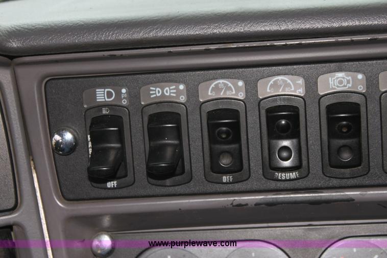 image for item G4454 1997 Kenworth T2000 semi truck