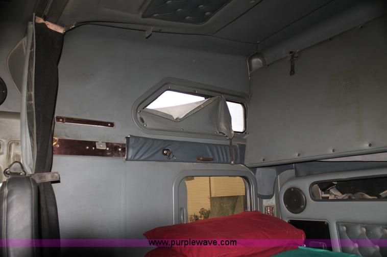 image for item G4454 1997 Kenworth T2000 semi truck