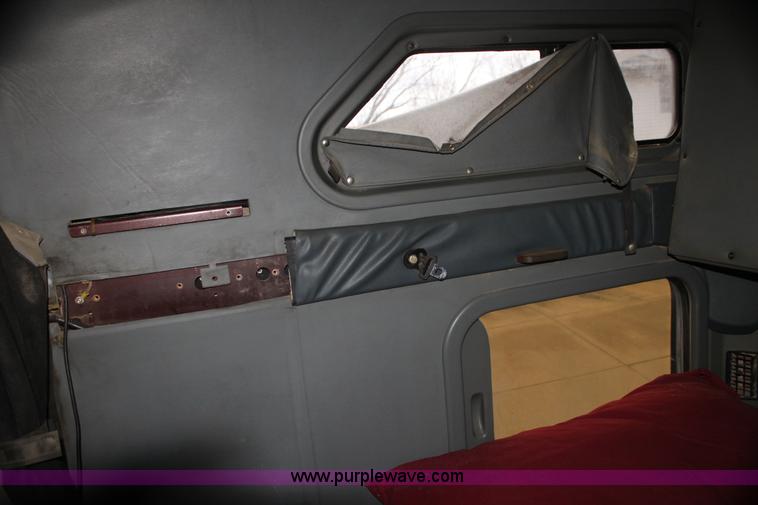 image for item G4454 1997 Kenworth T2000 semi truck