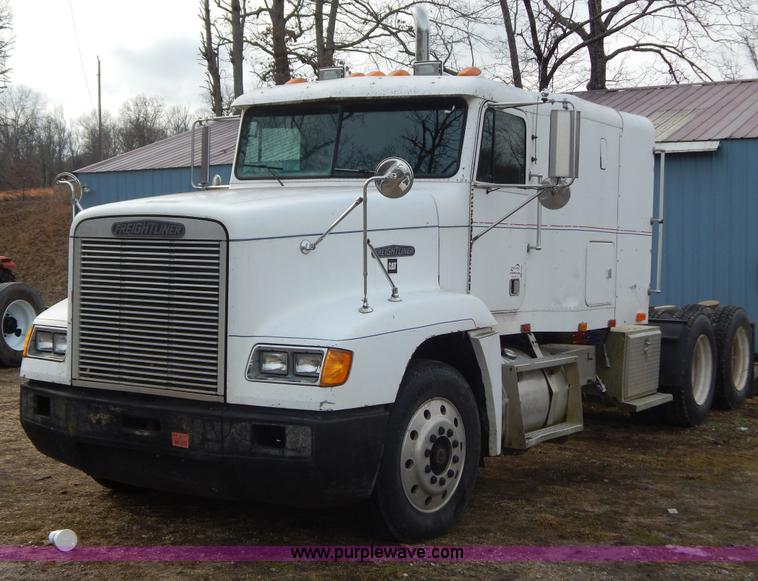 image for item H3883 1990 Freightliner FLD semi truck