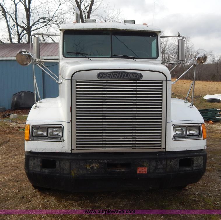 image for item H3883 1990 Freightliner FLD semi truck