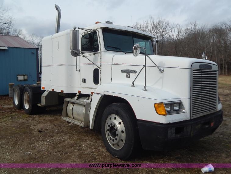 image for item H3883 1990 Freightliner FLD semi truck
