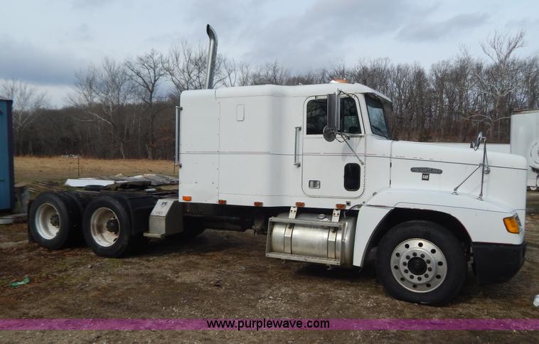image for item H3883 1990 Freightliner FLD semi truck