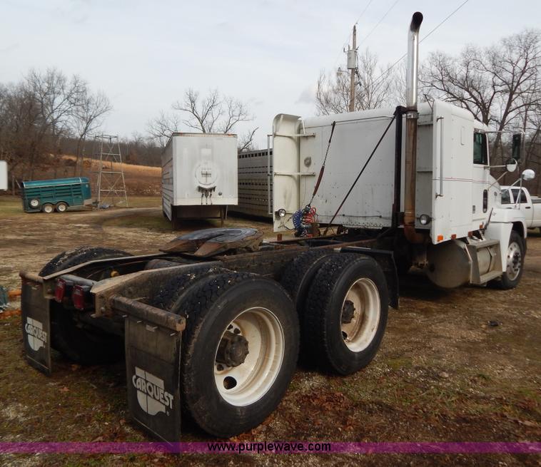 image for item H3883 1990 Freightliner FLD semi truck