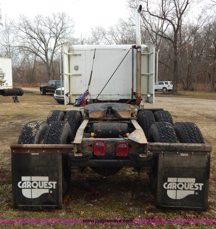 image for item H3883 1990 Freightliner FLD semi truck