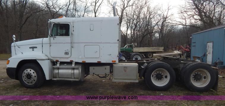 image for item H3883 1990 Freightliner FLD semi truck