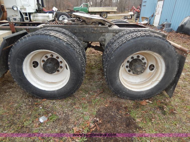 image for item H3883 1990 Freightliner FLD semi truck