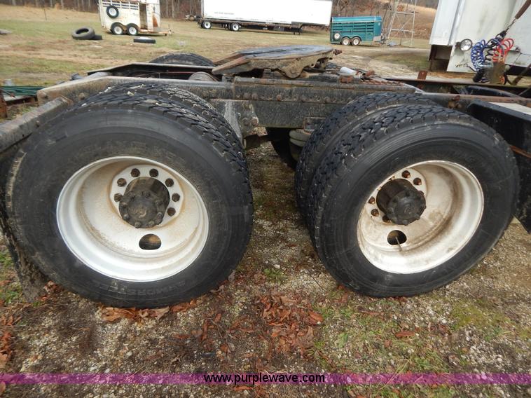 image for item H3883 1990 Freightliner FLD semi truck