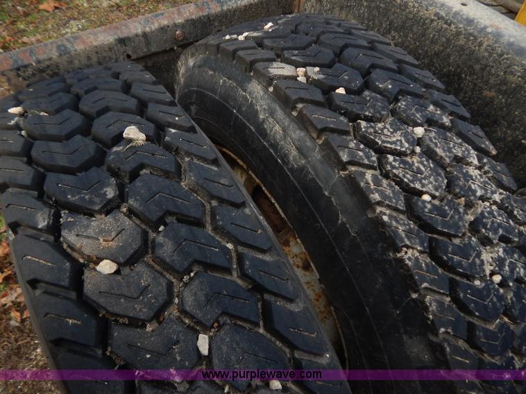 image for item H3883 1990 Freightliner FLD semi truck