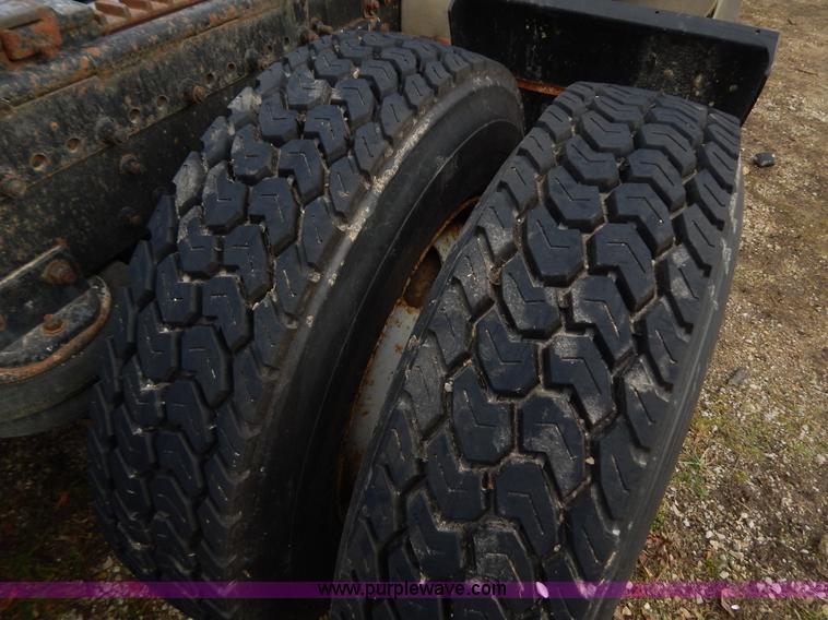 image for item H3883 1990 Freightliner FLD semi truck