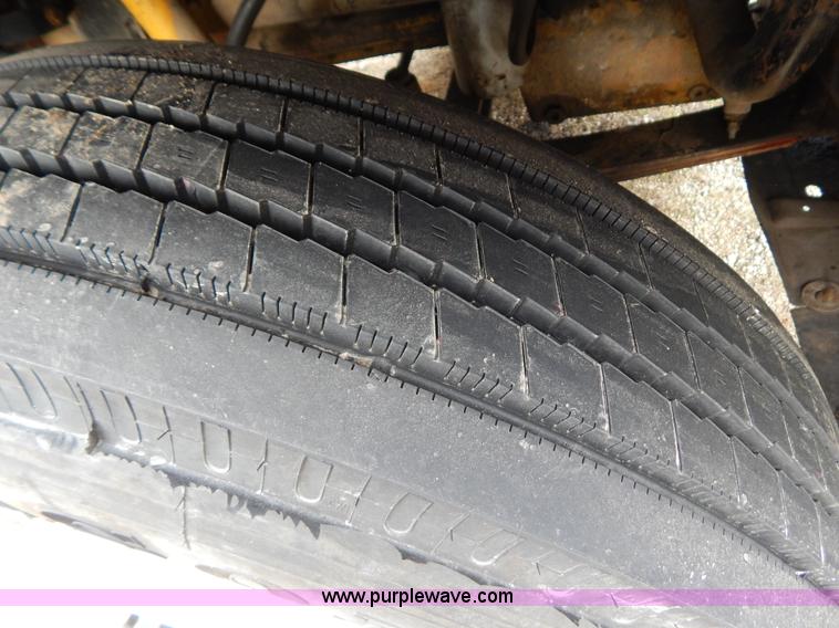 image for item H3883 1990 Freightliner FLD semi truck