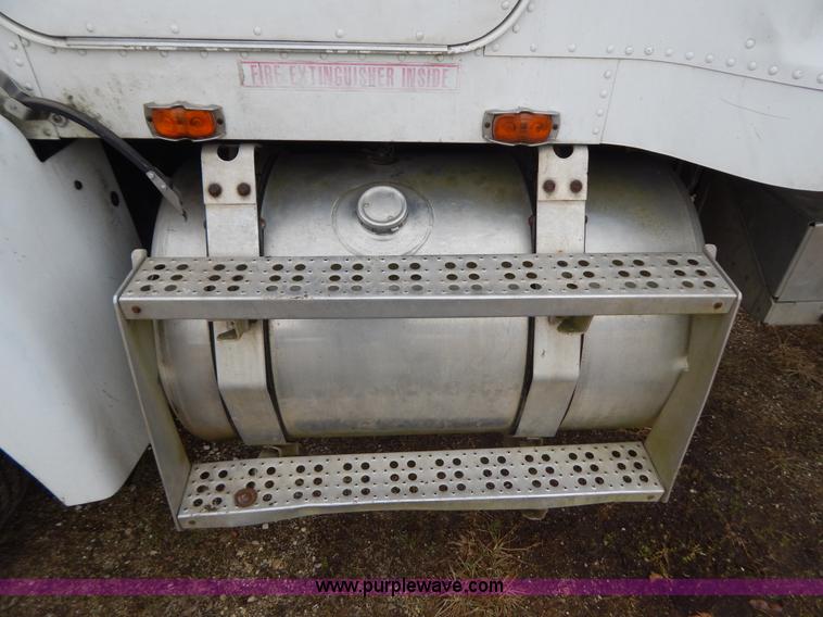 image for item H3883 1990 Freightliner FLD semi truck