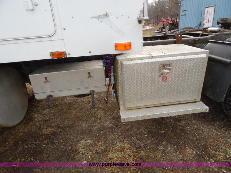 image for item H3883 1990 Freightliner FLD semi truck