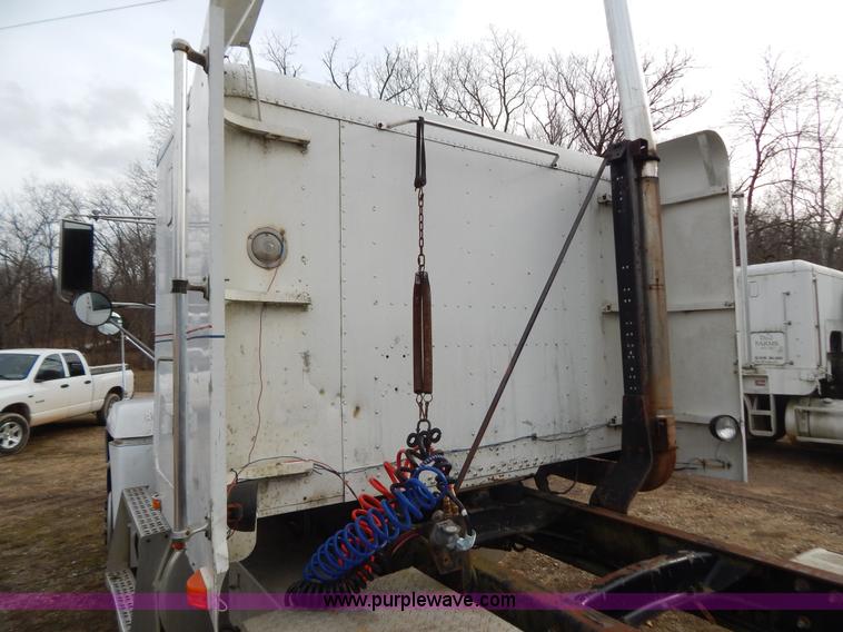 image for item H3883 1990 Freightliner FLD semi truck