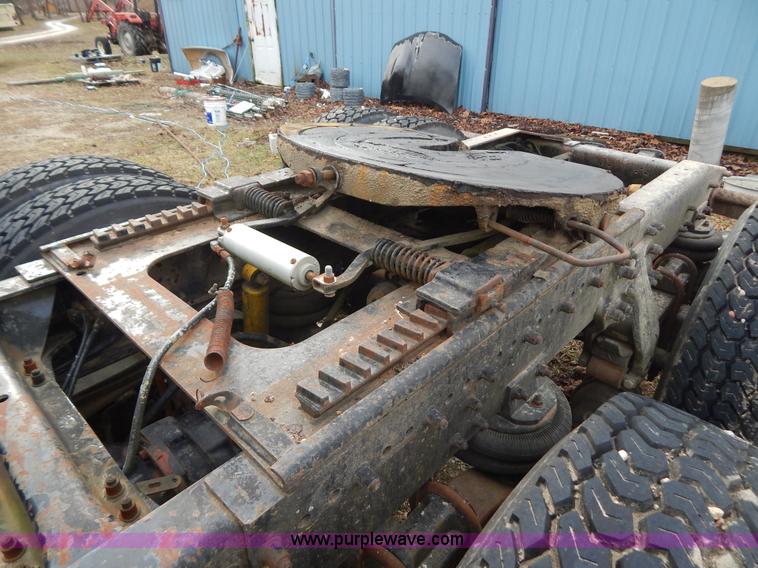 image for item H3883 1990 Freightliner FLD semi truck