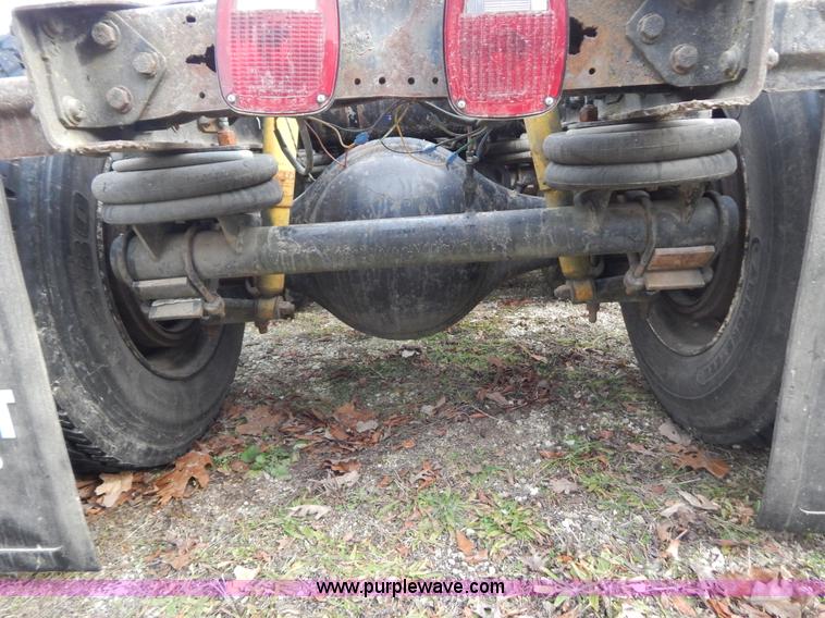 image for item H3883 1990 Freightliner FLD semi truck