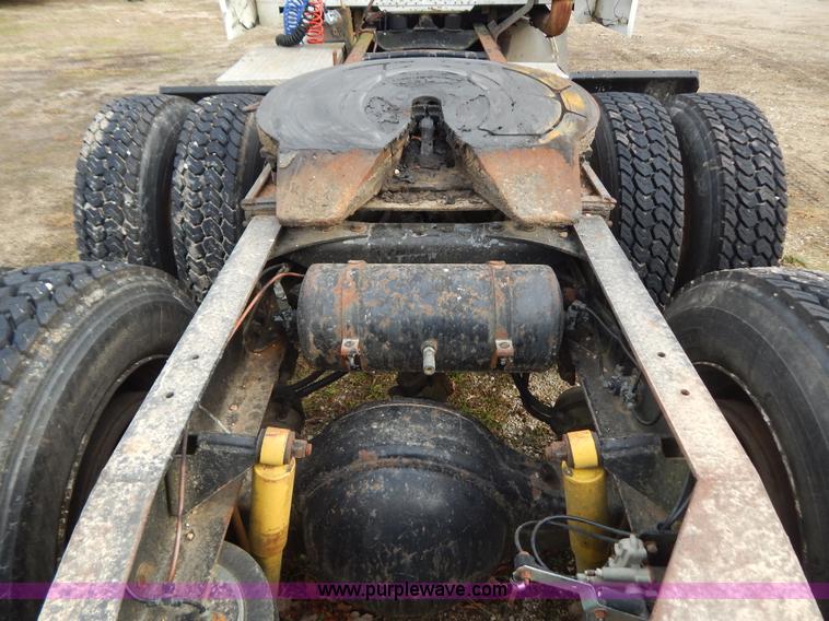 image for item H3883 1990 Freightliner FLD semi truck