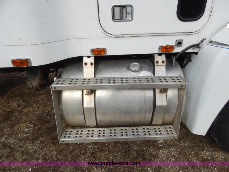 image for item H3883 1990 Freightliner FLD semi truck