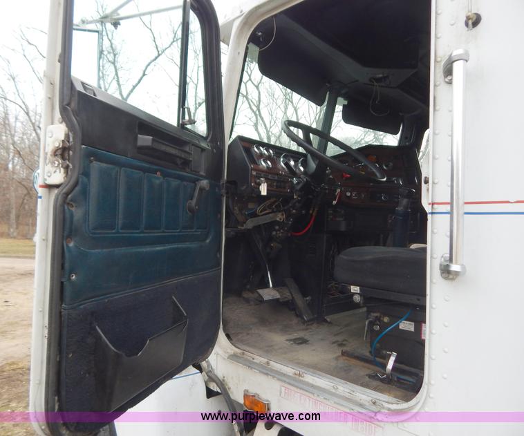 image for item H3883 1990 Freightliner FLD semi truck