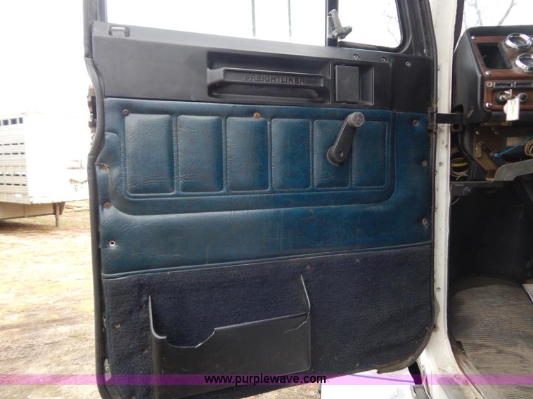 image for item H3883 1990 Freightliner FLD semi truck