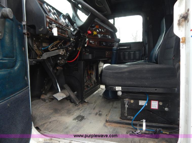 image for item H3883 1990 Freightliner FLD semi truck