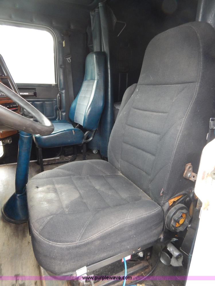 image for item H3883 1990 Freightliner FLD semi truck