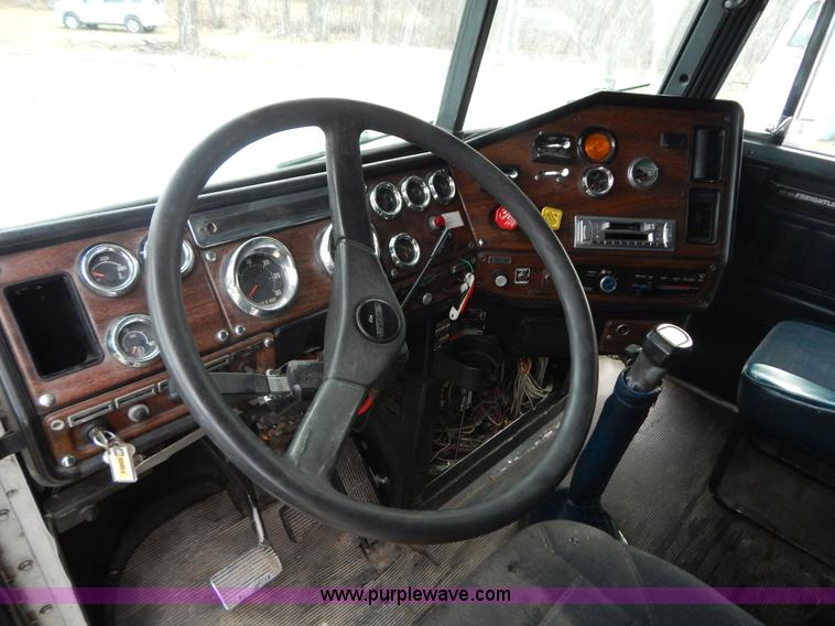 image for item H3883 1990 Freightliner FLD semi truck