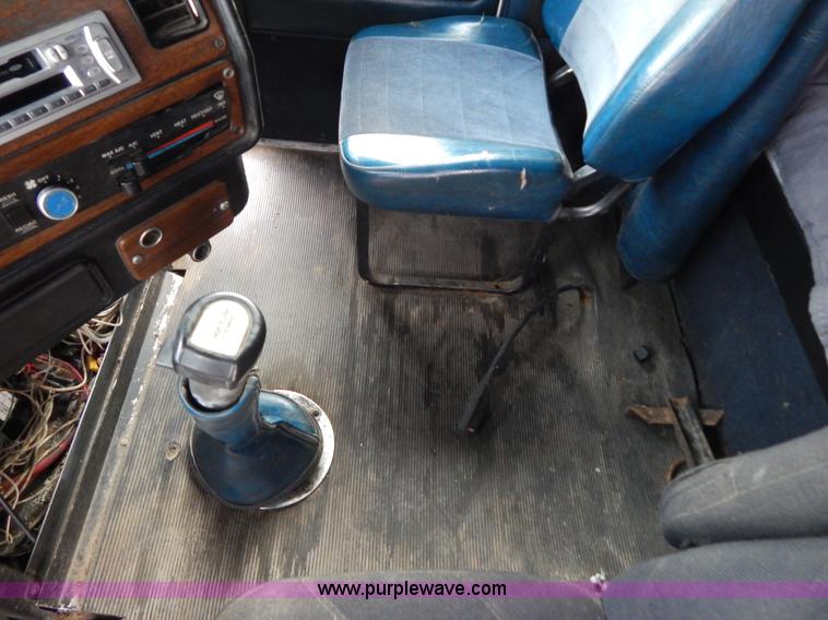 image for item H3883 1990 Freightliner FLD semi truck