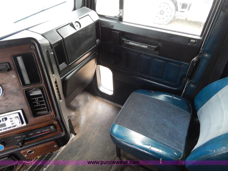 image for item H3883 1990 Freightliner FLD semi truck