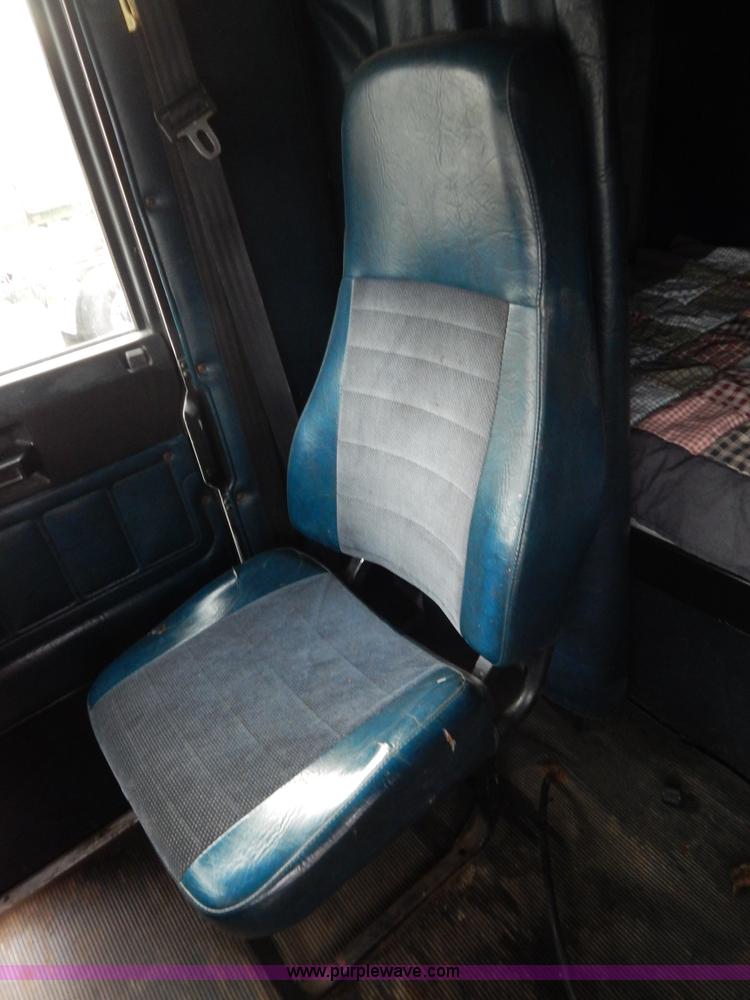 image for item H3883 1990 Freightliner FLD semi truck