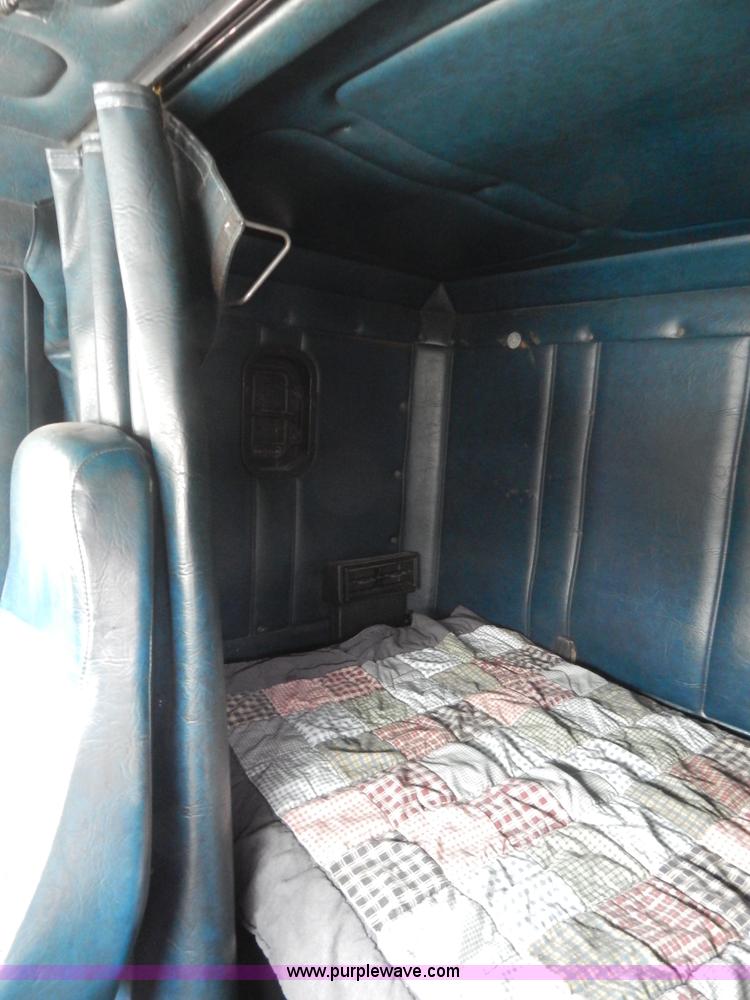 image for item H3883 1990 Freightliner FLD semi truck