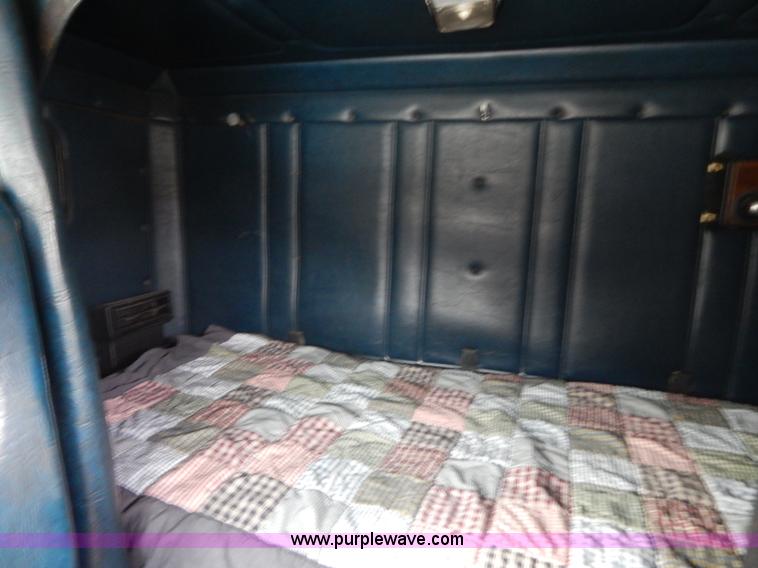 image for item H3883 1990 Freightliner FLD semi truck