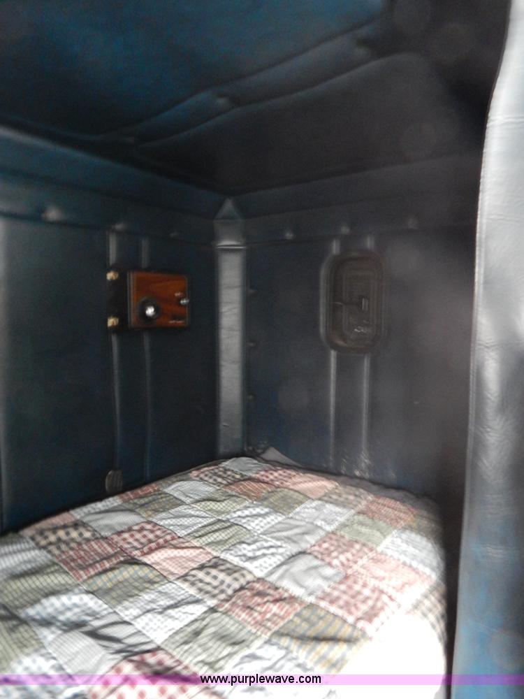 image for item H3883 1990 Freightliner FLD semi truck