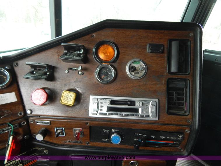 image for item H3883 1990 Freightliner FLD semi truck