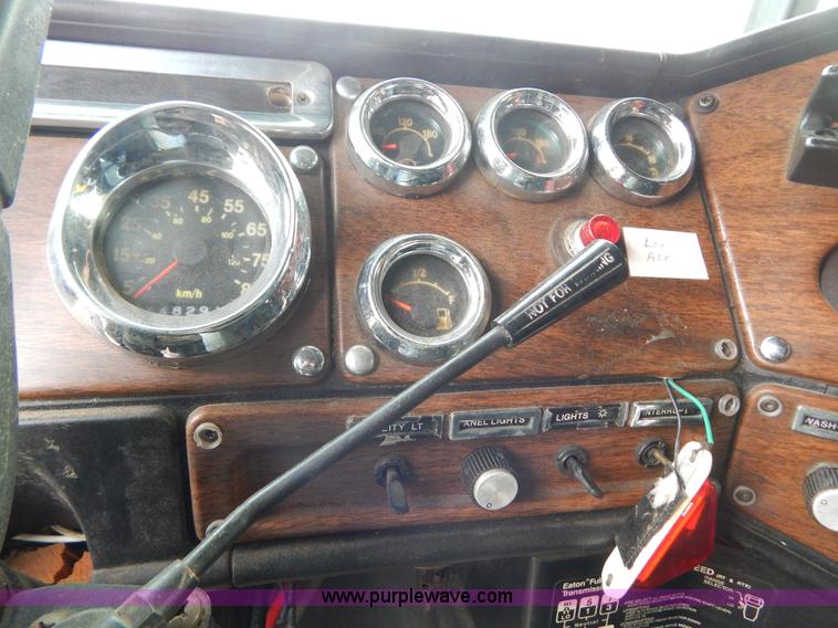 image for item H3883 1990 Freightliner FLD semi truck