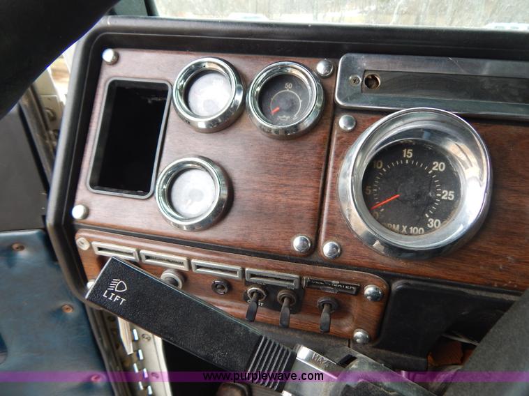 image for item H3883 1990 Freightliner FLD semi truck