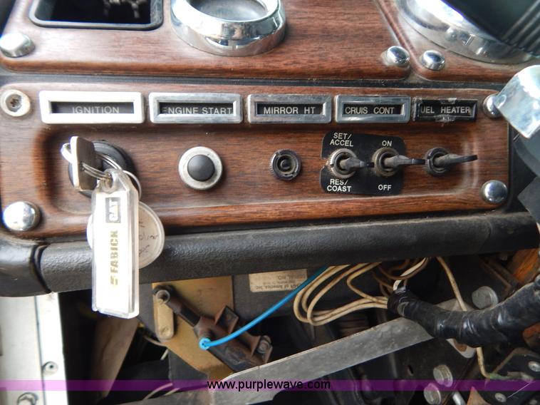 image for item H3883 1990 Freightliner FLD semi truck