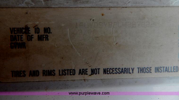 image for item H3883 1990 Freightliner FLD semi truck