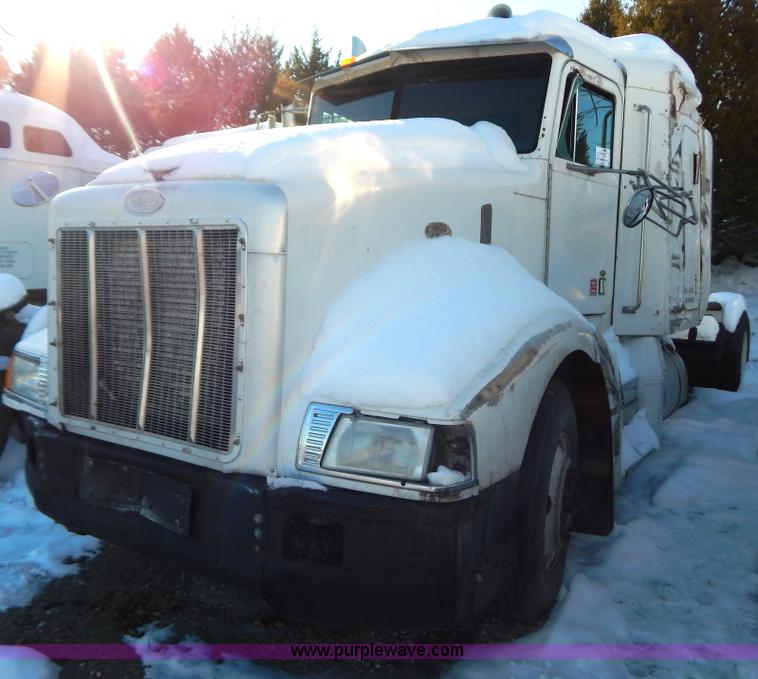 image for item H3903 1999 Peterbilt 377 semi truck