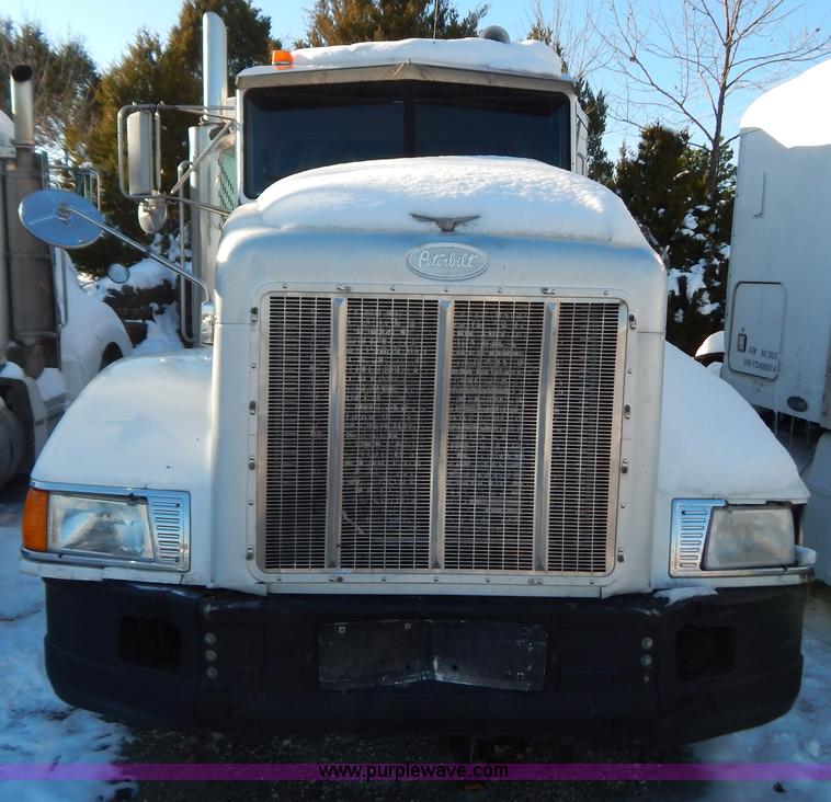 image for item H3903 1999 Peterbilt 377 semi truck
