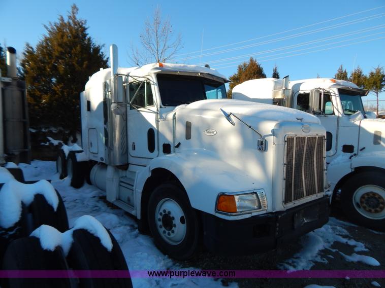 image for item H3903 1999 Peterbilt 377 semi truck