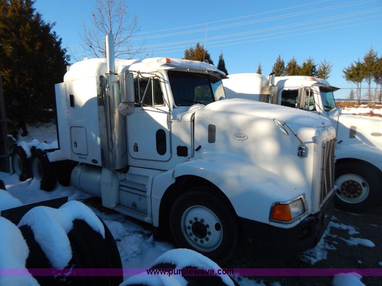 image for item H3903 1999 Peterbilt 377 semi truck