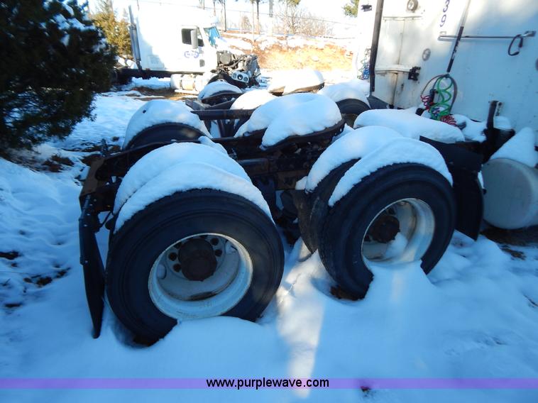 image for item H3903 1999 Peterbilt 377 semi truck