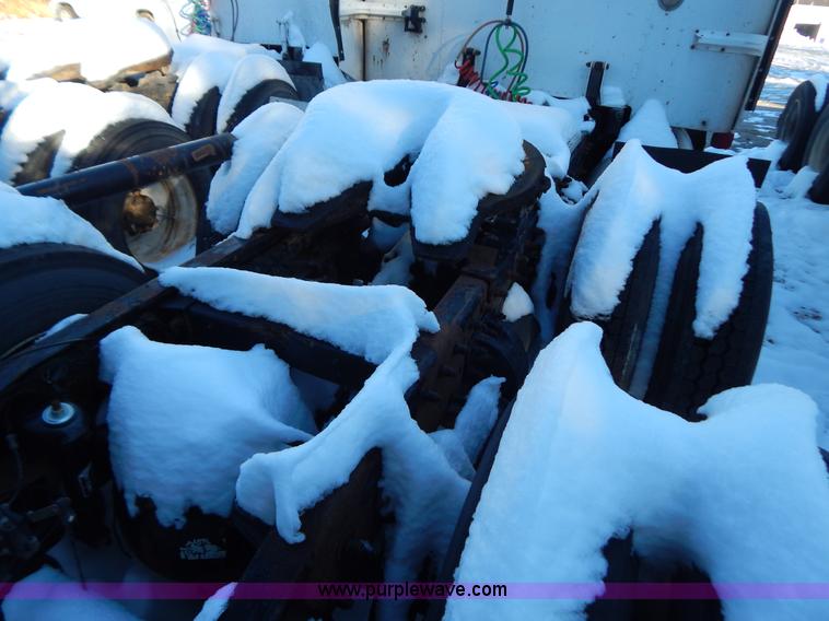 image for item H3903 1999 Peterbilt 377 semi truck