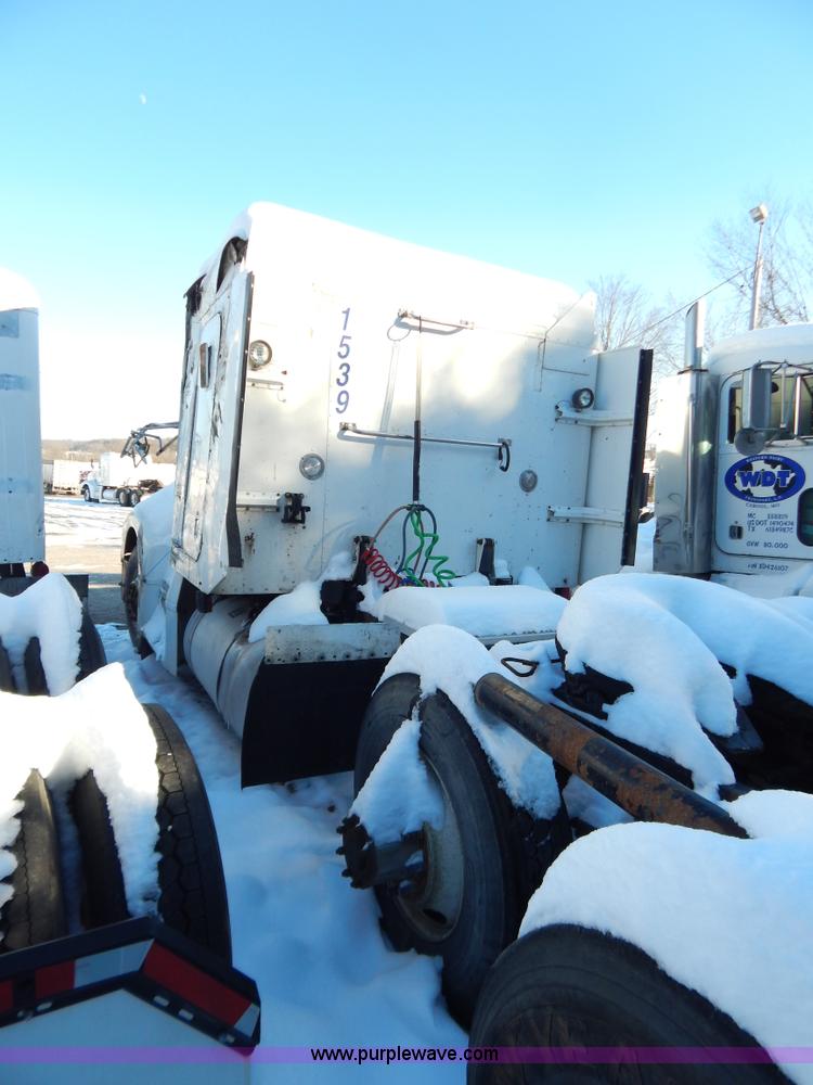 image for item H3903 1999 Peterbilt 377 semi truck