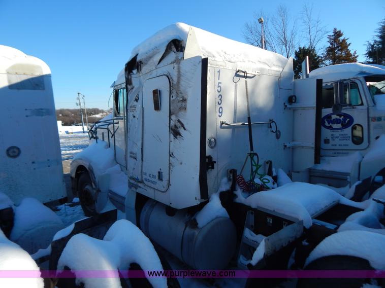 image for item H3903 1999 Peterbilt 377 semi truck